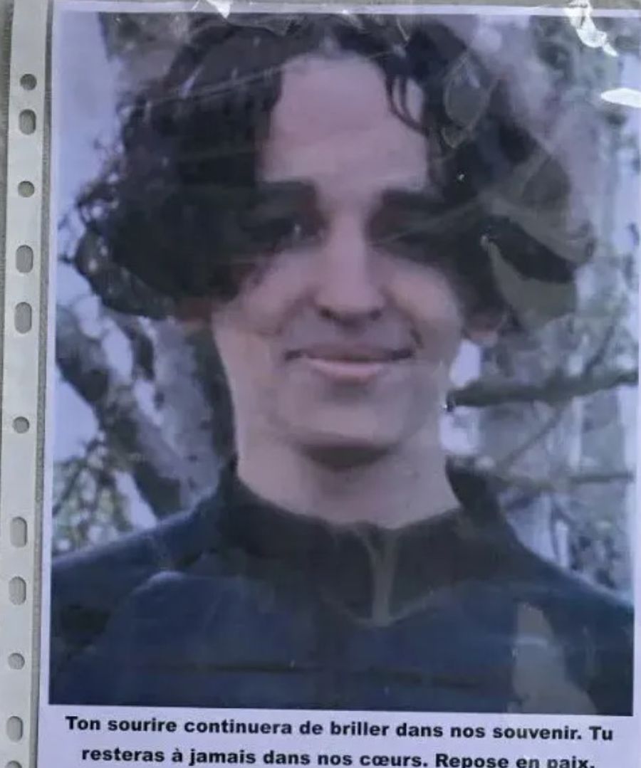 Juniorul de 16 ani care și-a pierdut viața, fiind înunghit de un coleg de la Academia lui Lyon Crimă șocantă la Lyon » Un junior de 13 ani l-a înjunghiat mortal pe un fotbalist de 16 ani din academia clubului!