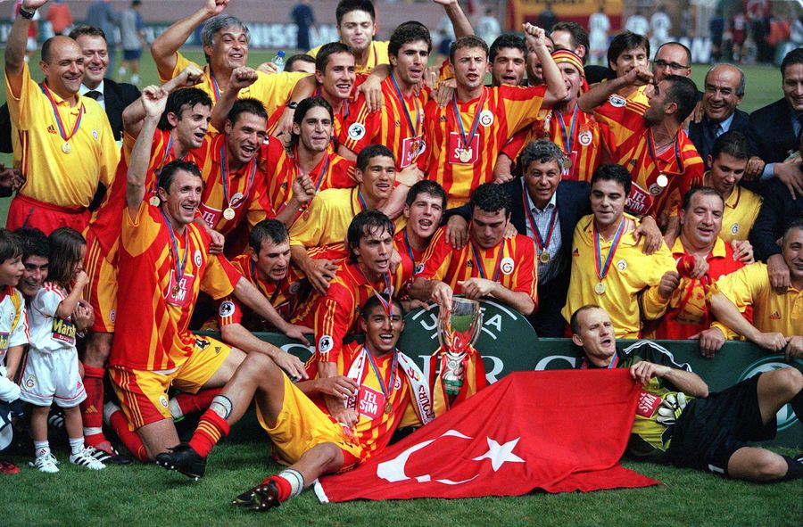 Lucescu, Hagi și Gică Popescu au cucerit împreună Supercupa Europei cu Galatasaray, în august 2000. Foto: Imago „La fel ca pe câmpul de luptă!” » Ponturi de la turcul făcut mare de Gigi Mulțescu: „Turcia are probleme cu astfel de echipe”