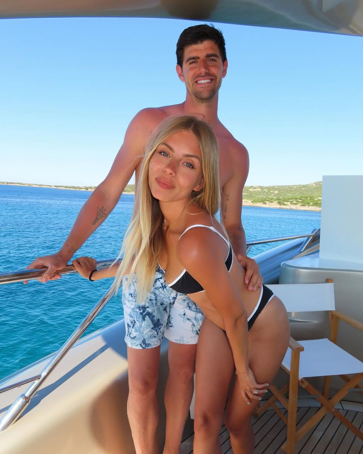 „Negociază «la sânge»!” » Soția marelui internațional are parte de un debut-surpriză în muzică