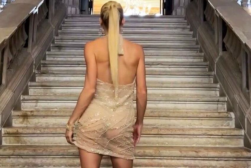 GALERIE FOTO Acuzată că a dat țeapă Fiscului, Camila Giorgi s-a întors și a defilat într-o rochie transparentă pe covorul roșu