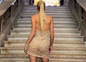 Acuzată că a dat țeapă Fiscului, Camila Giorgi s-a întors și a defilat într-o rochie transparentă pe covorul roșu