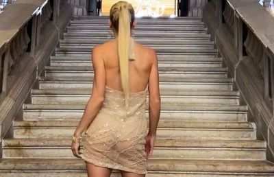 Acuzată că a dat țeapă Fiscului, Camila Giorgi s-a întors și a defilat într-o rochie transparentă pe covorul roșu