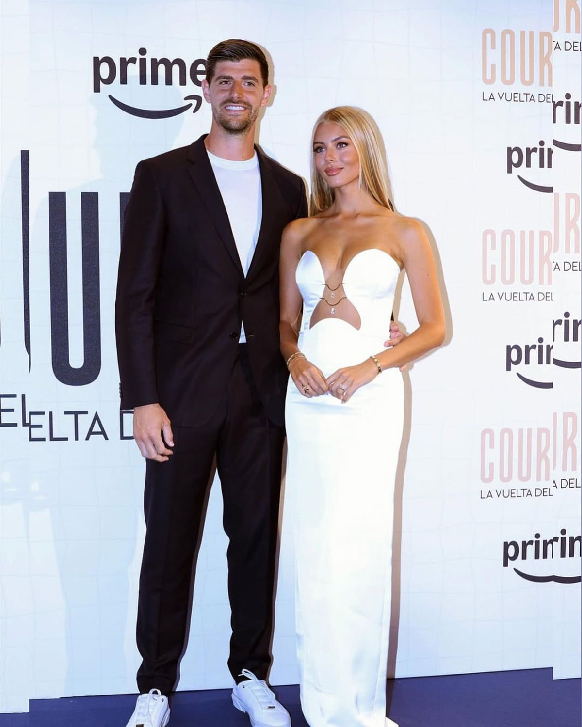 „Negociază «la sânge»!” » Soția marelui internațional are parte de un debut-surpriză în muzică