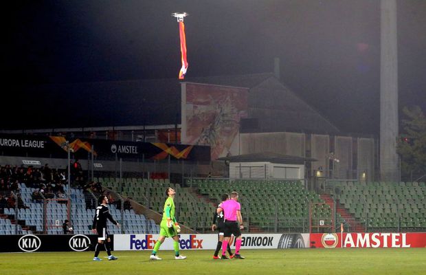DUDELANGE - QARABAG // Scene incredibile în Luxemburg » O dronă cu steagul Armeniei a apărut pe teren și a dus la întreruperea partidei: care e motivul