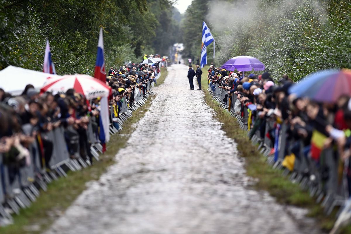 Sonny Colbrelli a câștigat Paris-Roubaix 2021! Imagini extraordinare cu cicliștii plini de noroi