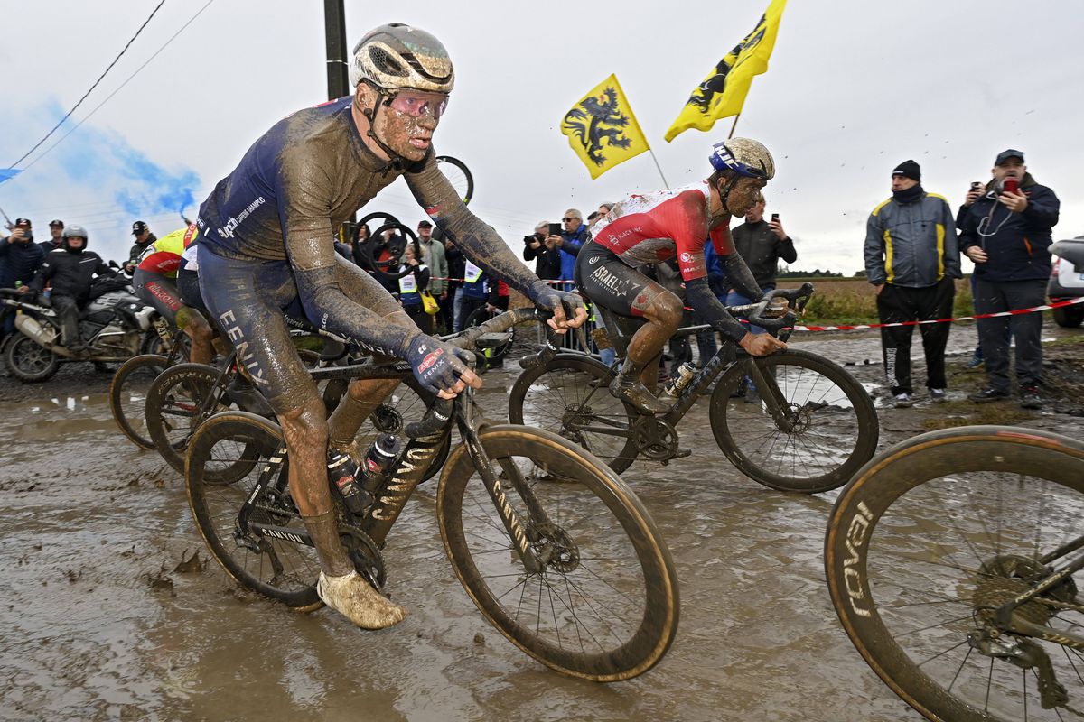 Sonny Colbrelli a câștigat Paris-Roubaix 2021! Imagini extraordinare cu cicliștii plini de noroi