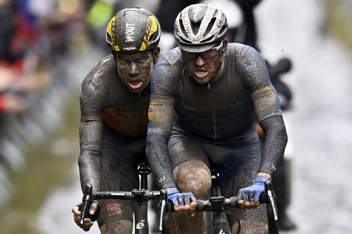 Sonny Colbrelli a câștigat Paris-Roubaix 2021! Imagini extraordinare cu cicliștii plini de noroi