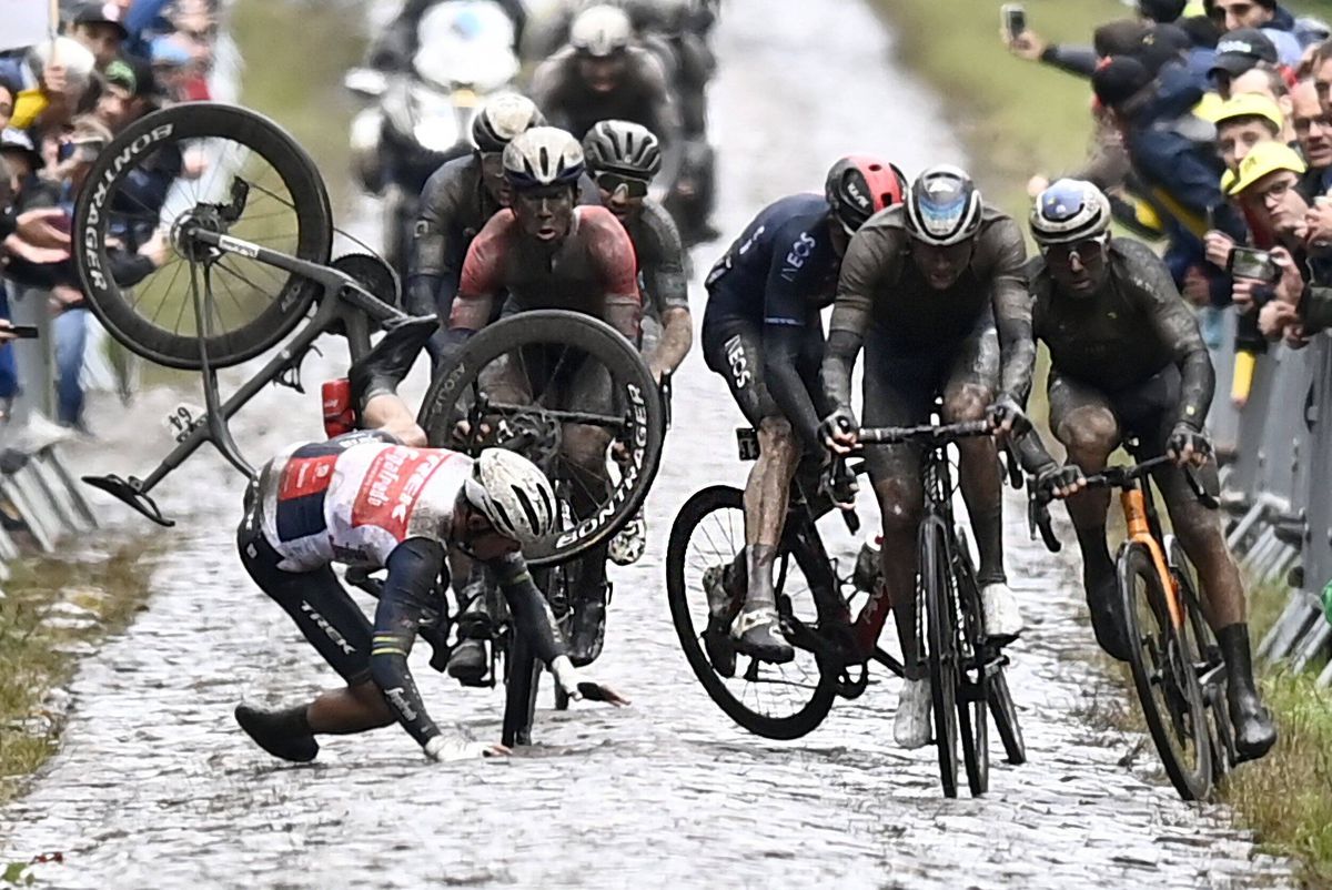 Sonny Colbrelli a câștigat Paris-Roubaix 2021! Imagini extraordinare cu cicliștii plini de noroi