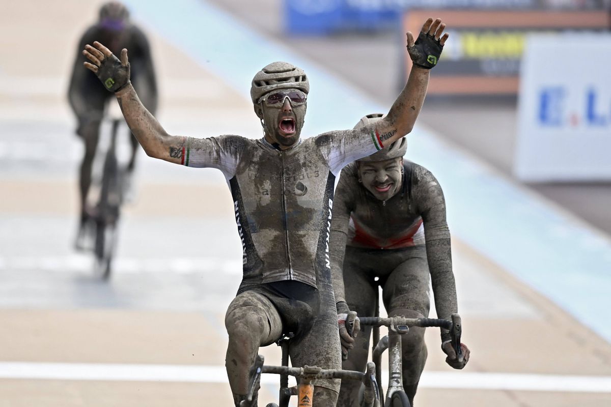 Sonny Colbrelli a câștigat Paris-Roubaix 2021! Imagini extraordinare cu cicliștii plini de noroi