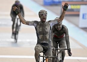 Sonny Colbrelli a câștigat Paris-Roubaix 2021! Imagini extraordinare cu cicliștii plini de noroi