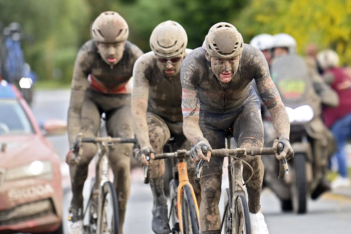 Sonny Colbrelli a câștigat Paris-Roubaix 2021! Imagini extraordinare cu cicliștii plini de noroi