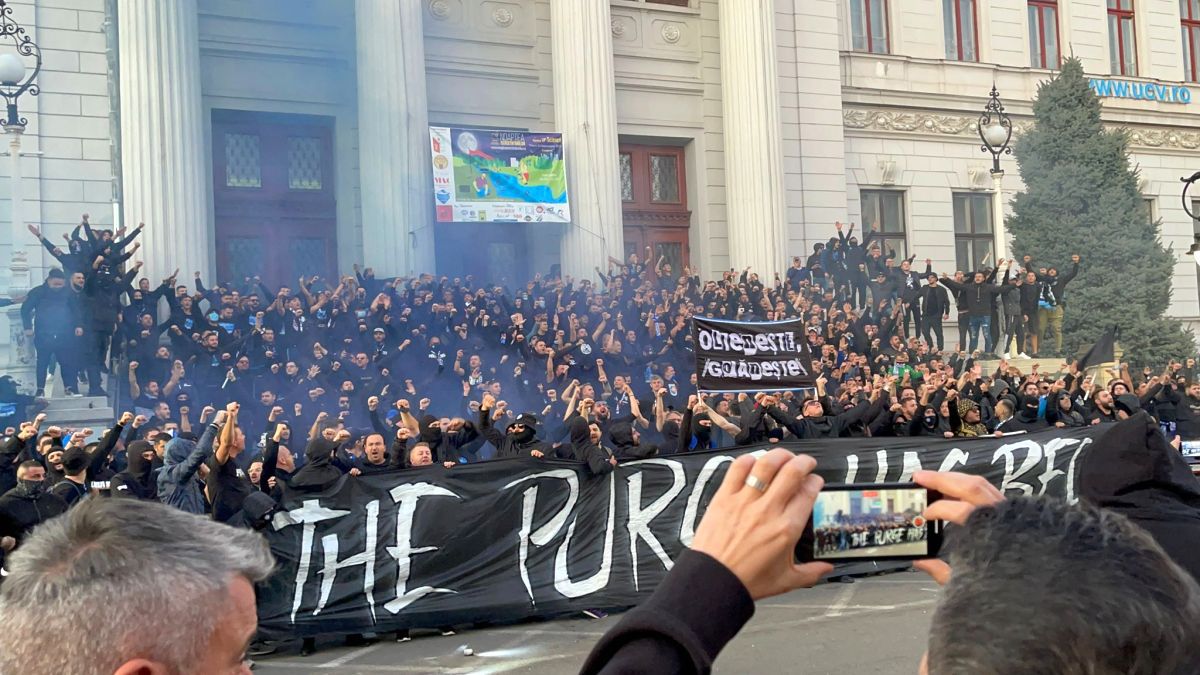 Atmosferă IRESPIRABILĂ la derby-ul Craiovelor: meciul a fost întrerupt din cauza materialelor pirotehnice