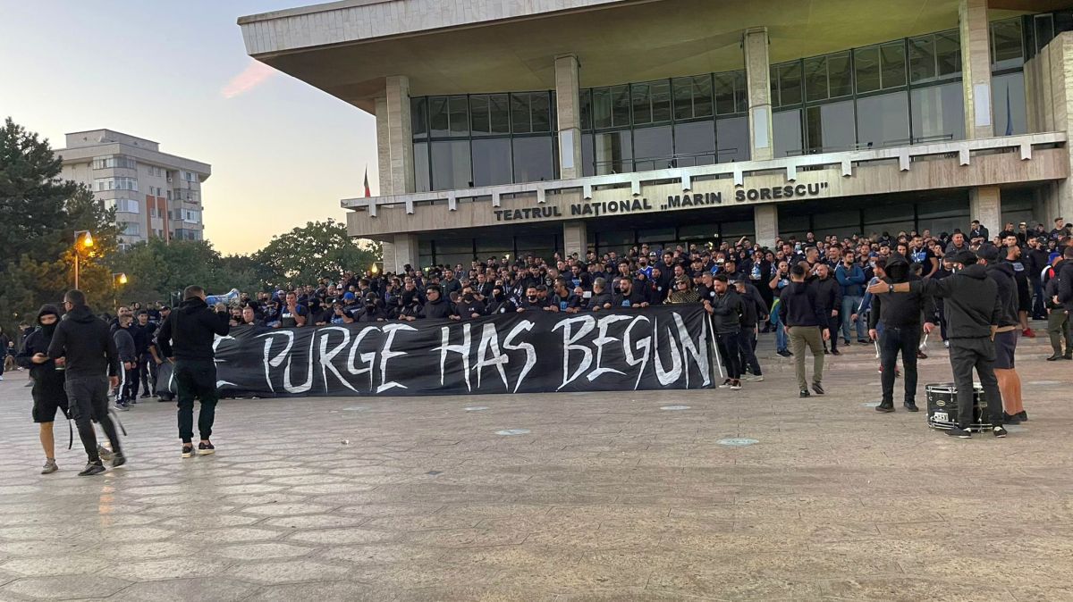 Atmosferă IRESPIRABILĂ la derby-ul Craiovelor: meciul a fost întrerupt din cauza materialelor pirotehnice