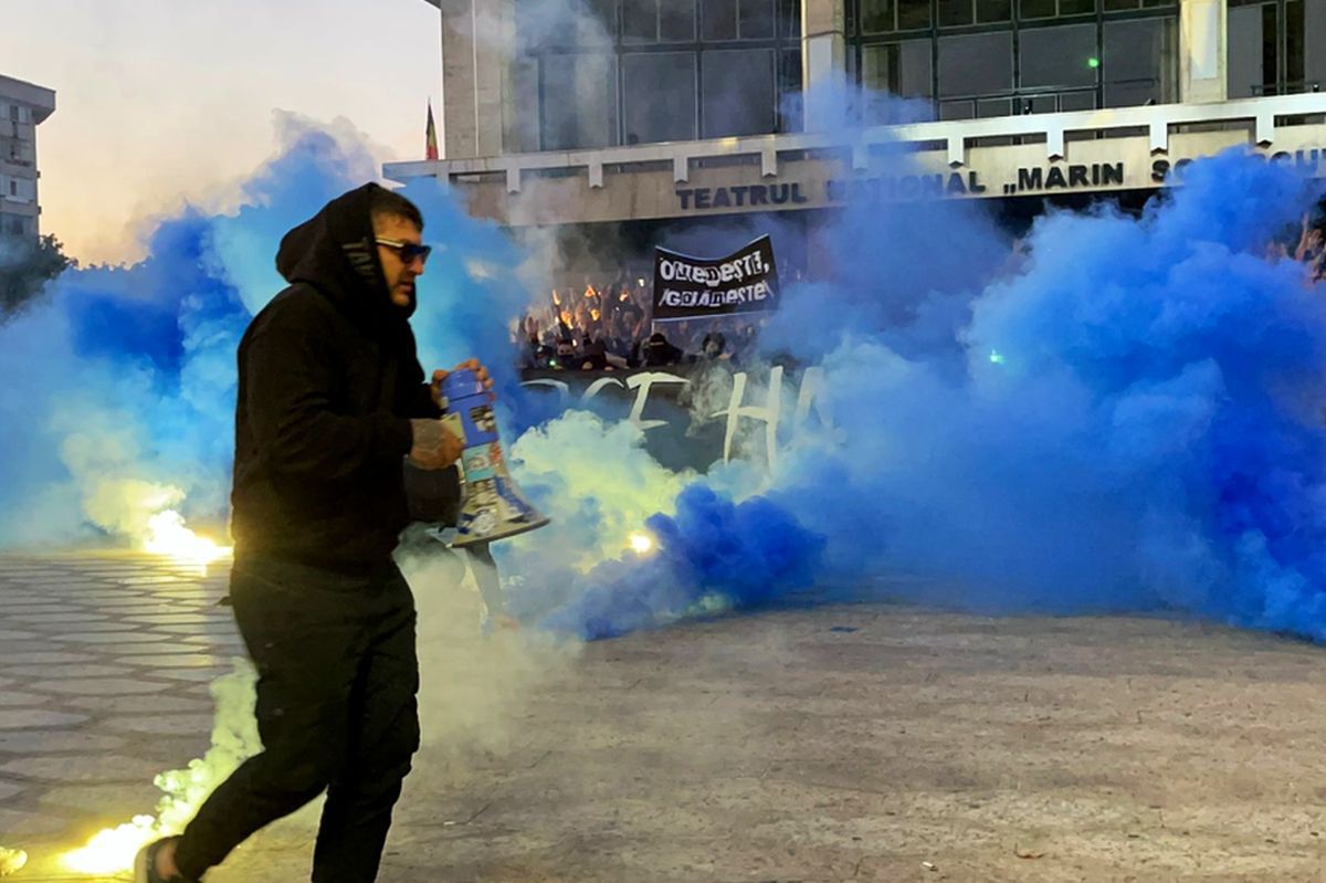 Atmosferă IRESPIRABILĂ la derby-ul Craiovelor: meciul a fost întrerupt din cauza materialelor pirotehnice