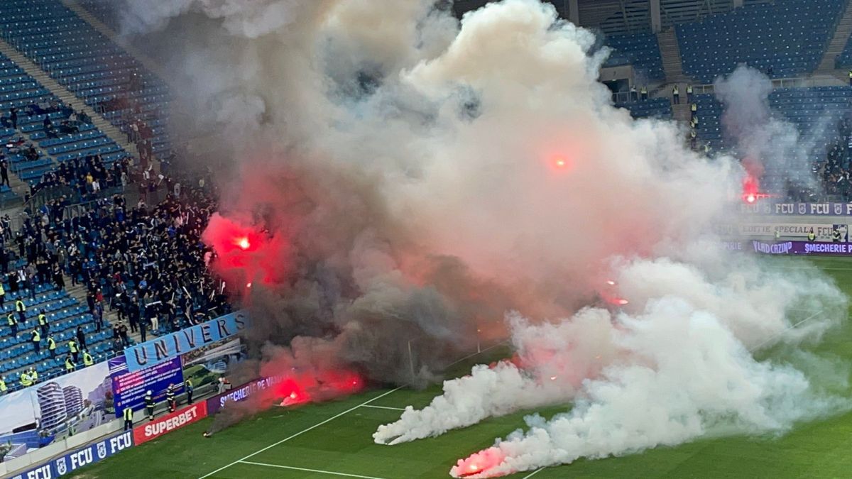 Atmosferă IRESPIRABILĂ la derby-ul Craiovelor: meciul a fost întrerupt din cauza materialelor pirotehnice