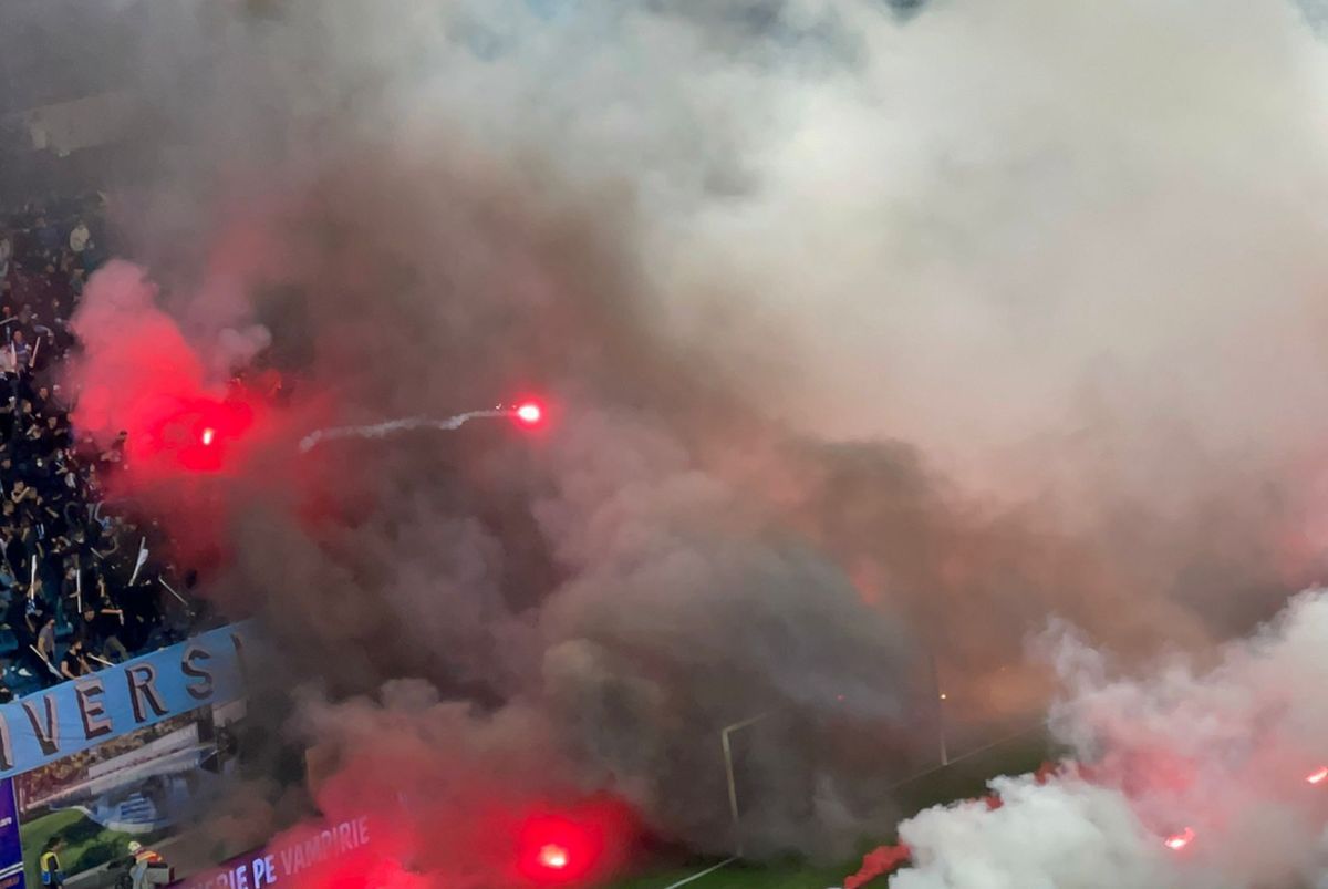 Atmosferă IRESPIRABILĂ la derby-ul Craiovelor: meciul a fost întrerupt din cauza materialelor pirotehnice