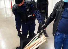 Blat cu ultrașii? Descoperire șocantă în stadion: jandarmii au găsit bâte și torțe într-una dintre lojele din Bănie!