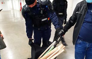 Blat cu ultrașii? Descoperire șocantă în stadion: jandarmii au găsit bâte și torțe într-una dintre lojele din Bănie!