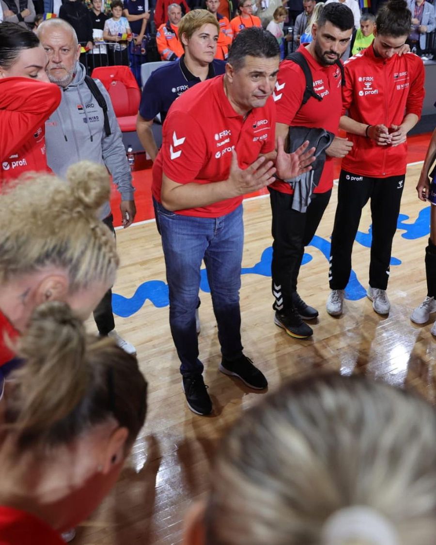 Florentin Pera, la un time out. (FOTO: FRH) Naționala de handbal a României, start cu plusuri și minusuri sub comanda lui Florentin Pera