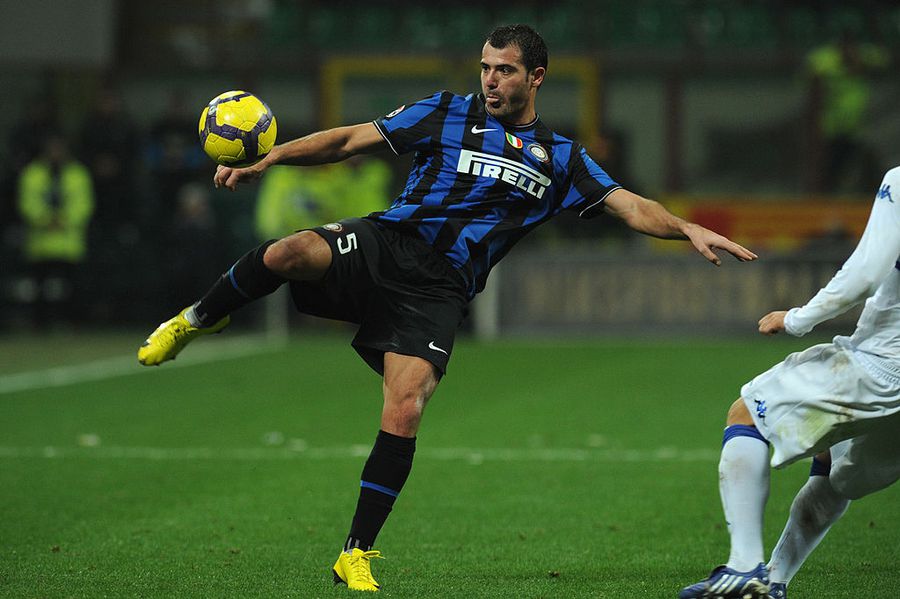 Dejan Stankovic în tricoul lui Inter / FOTO: GettyImages Tuttosport anunță: „Cristi Chivu, favorit pentru banca lui Inter. E alegerea logică”