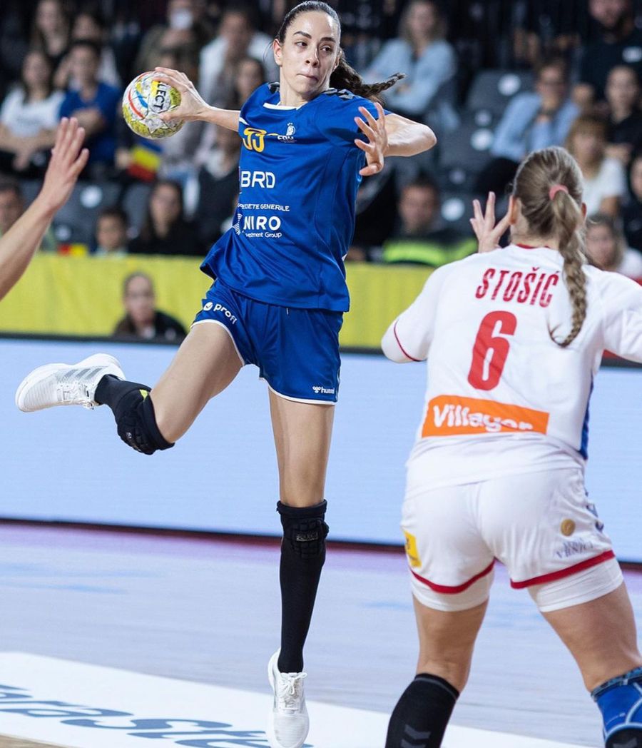 Sorina Grozav în acțiune. (FOTO: FRH) Naționala de handbal a României, start cu plusuri și minusuri sub comanda lui Florentin Pera