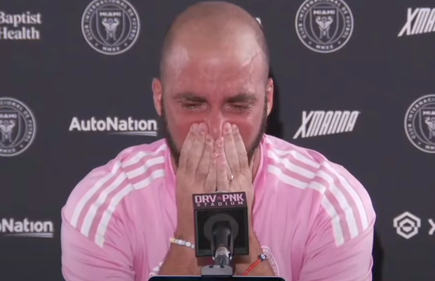 Un superstar cu 14 trofee și-a anunțat azi retragerea din fotbal » Lacrimi la conferința de adio