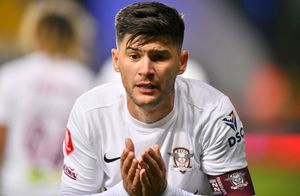 Un șef din Superliga face dezvăluiri-bombă: „Conducătorii de la Rapid beau bere şi fumau cu Săpunaru în vestiar!”