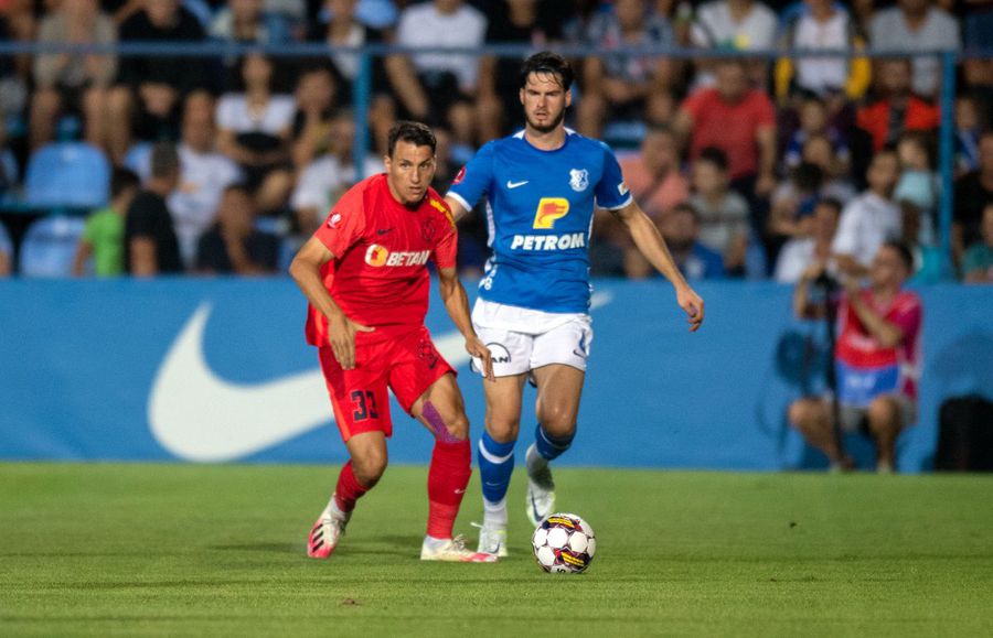 Tudor Băluță (dreapta), aici în duel cu Radunovici, a fost unul dintre cei mai buni oameni ai Farului la victoria cu 3-1 în fața FCSB-ului (foto: Raed Krishan/GSP) Generația obraznicilor