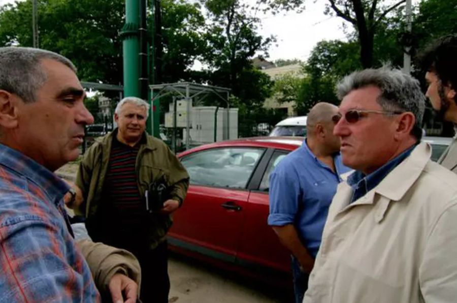 Mihai Bucos, în dreapta, cu pardesiu alb / Sursă foto: Libertatea „Dacă nu batem nici Tonga, suntem de râsul lumii! Nici n-ar trebui să mai vină acasă!” » Fostul mare jucător susține că are varianta pentru renașterea „stejarilor”: „El e soluția redresării”