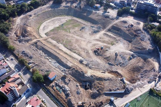 Vedere din dronă cu șantierul de la malul mării, ce-a mai rămas din vechiul stadion „Gheorghe Hagi"