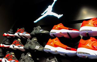 Mărirea, decăderea și apoi convalescența unui imperiu: superbrandul Air Jordan! Motivul pentru care a început să alunece în topurile de modă