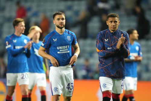 James Tavernier, căpitanul lui Rangers, încearcă să scuze în fața fanilor scoțieni evoluția foarte slabă cu Lyon (1-4) / Foto: Imago