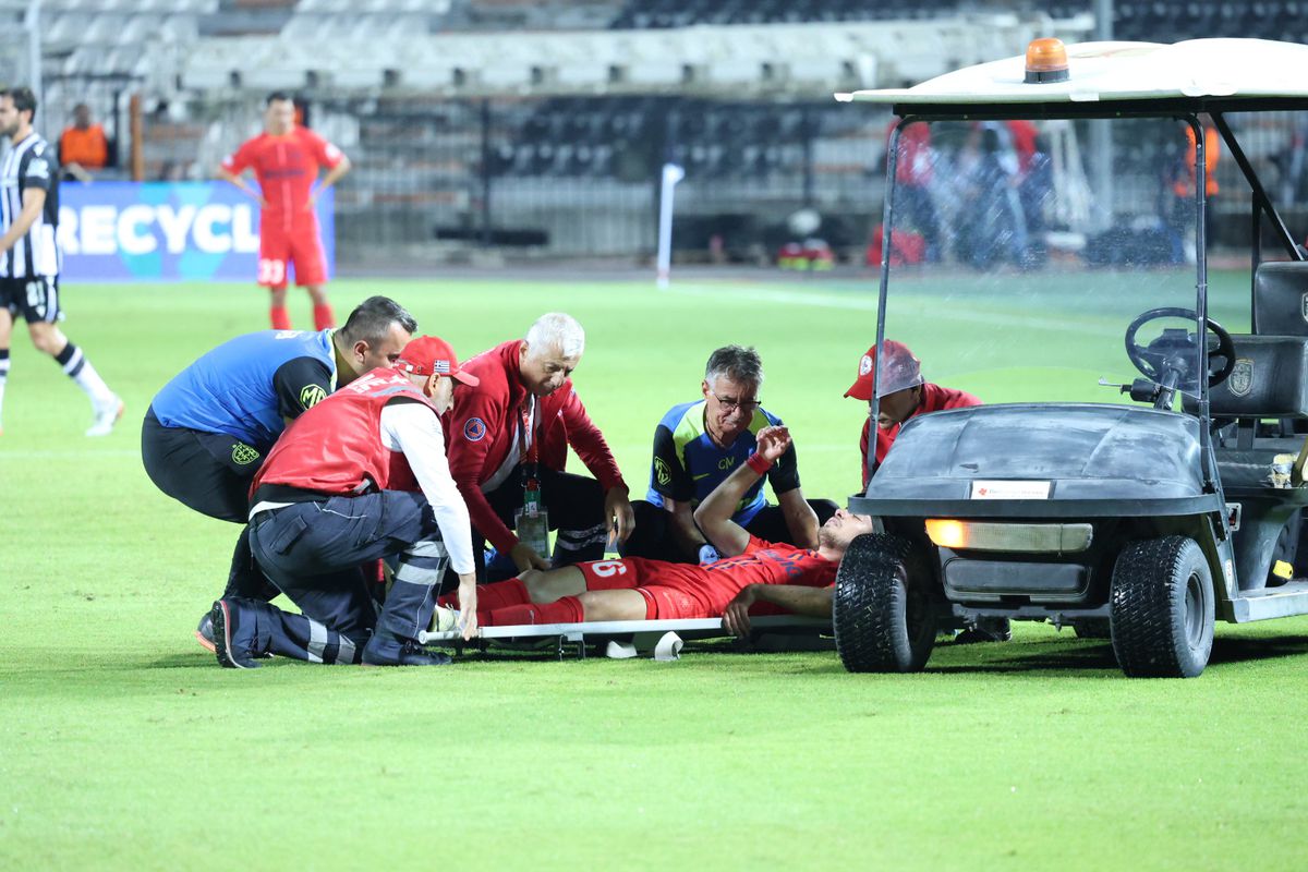 Schimbare înainte de pauză la FCSB » S-a accidentat și a părăsit terenul pe targă