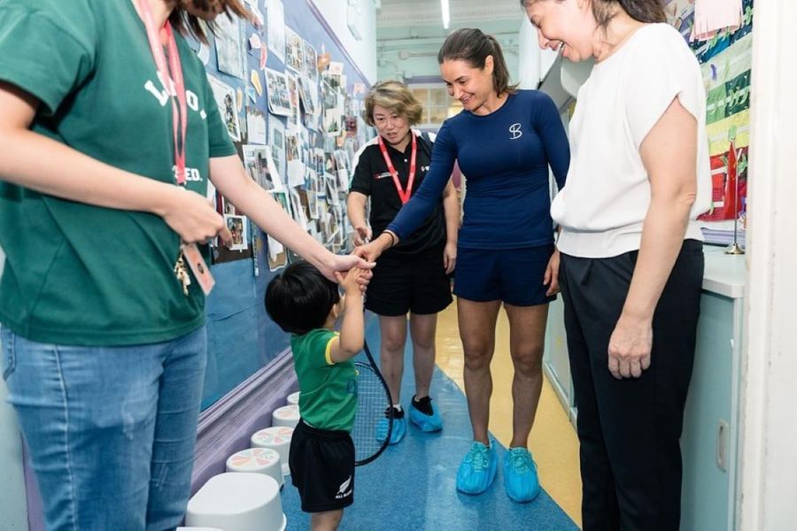 Monica Niculescu împreună cu un micuț și cu persoane din staff-ul „Mother’s Choice” din Hong Kong Foto: Instagram Monica Niculescu, alături de copiii fără familie la Hong Kong