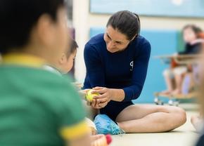 Monica Niculescu, alături de copiii fără familie la Hong Kong