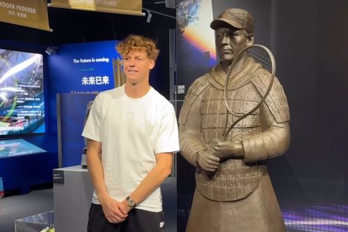 Jannik Sinner și statuia de teracotă din Shanghai/Foto: X