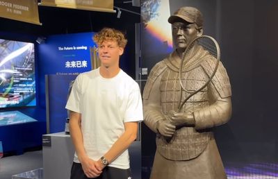 Sinner, onorat cu o statuie de teracotă în China » Reacția ironică a fanilor: „În caz că vă întrebați, Jannik e cel din stânga”