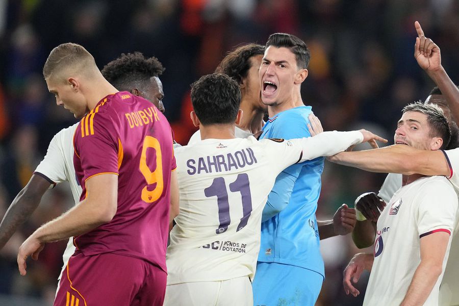 Berke Ozer i-a respins de două ori șuturile de la 11 ,metri ale lui Artem Dovbyk în AS Roma - Lille 0-1 / Foto: Imago Povestea penalty-urilor ratate de Roma » Promisiunea secretă făcută de portarul lui Lille înaintea meciului!