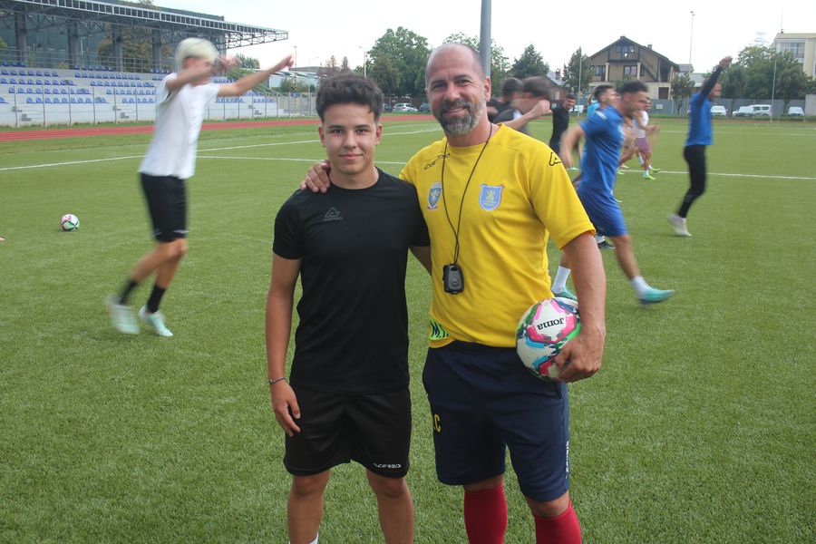 „E momentul Craiovei la titlu” » Susținător neașteptat pentru olteni: „Mușcam din adversari, la fel ca Rădoi” + Cursă cu mașini pe străzile Brașovului: „El cu BMW, eu cu VW Polo”