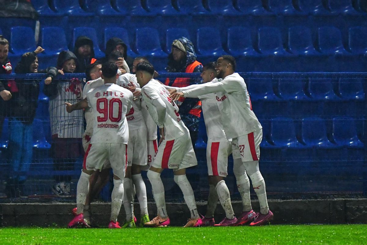 Dinamo a înotat cu folos în piscina de la Clinceni și urcă pe locul secund în Superliga » Clasamentul acum