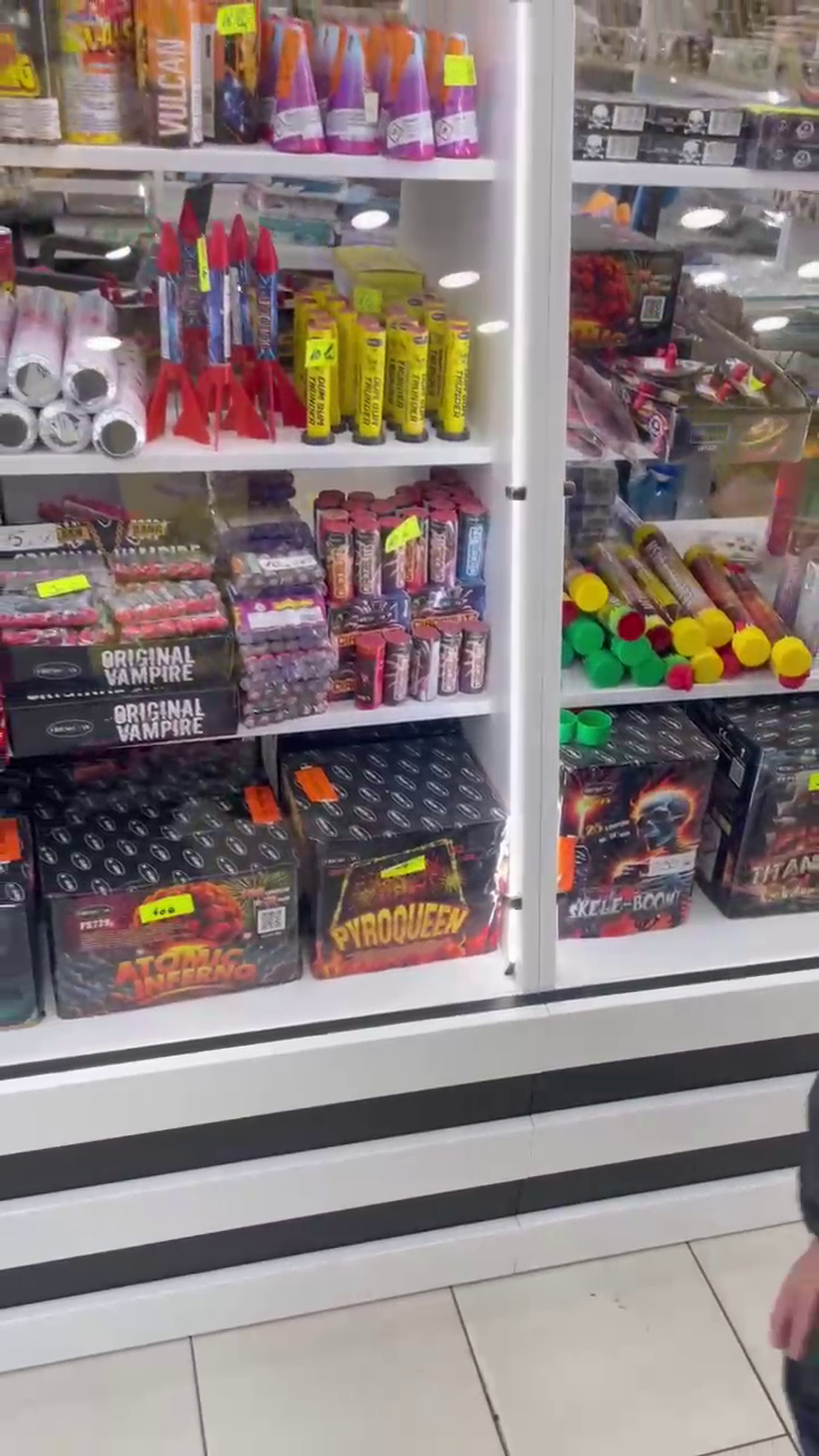 Torțe și fumigene la liber în mall! Poliția a confiscat peste 16.000 de articole pirotehnice cu o zi înaintea meciului FCSB - Young Boys » Rapid, amenzi de 500.000 de euro