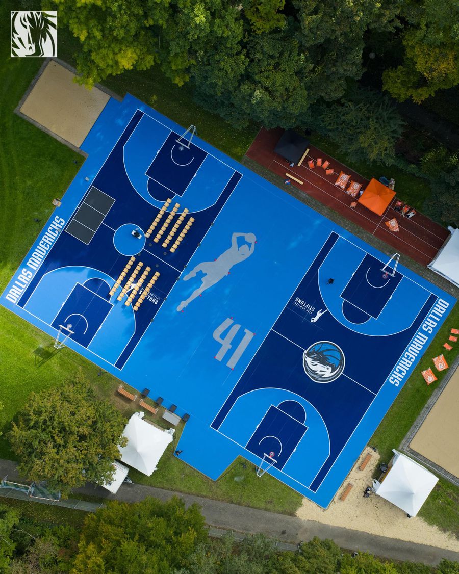 Dallas Mavericks a inaugurat un teren în Wurzburg, orașul natal al lui Dirk Nowitzki: „E o legendă a baschetului internațional”