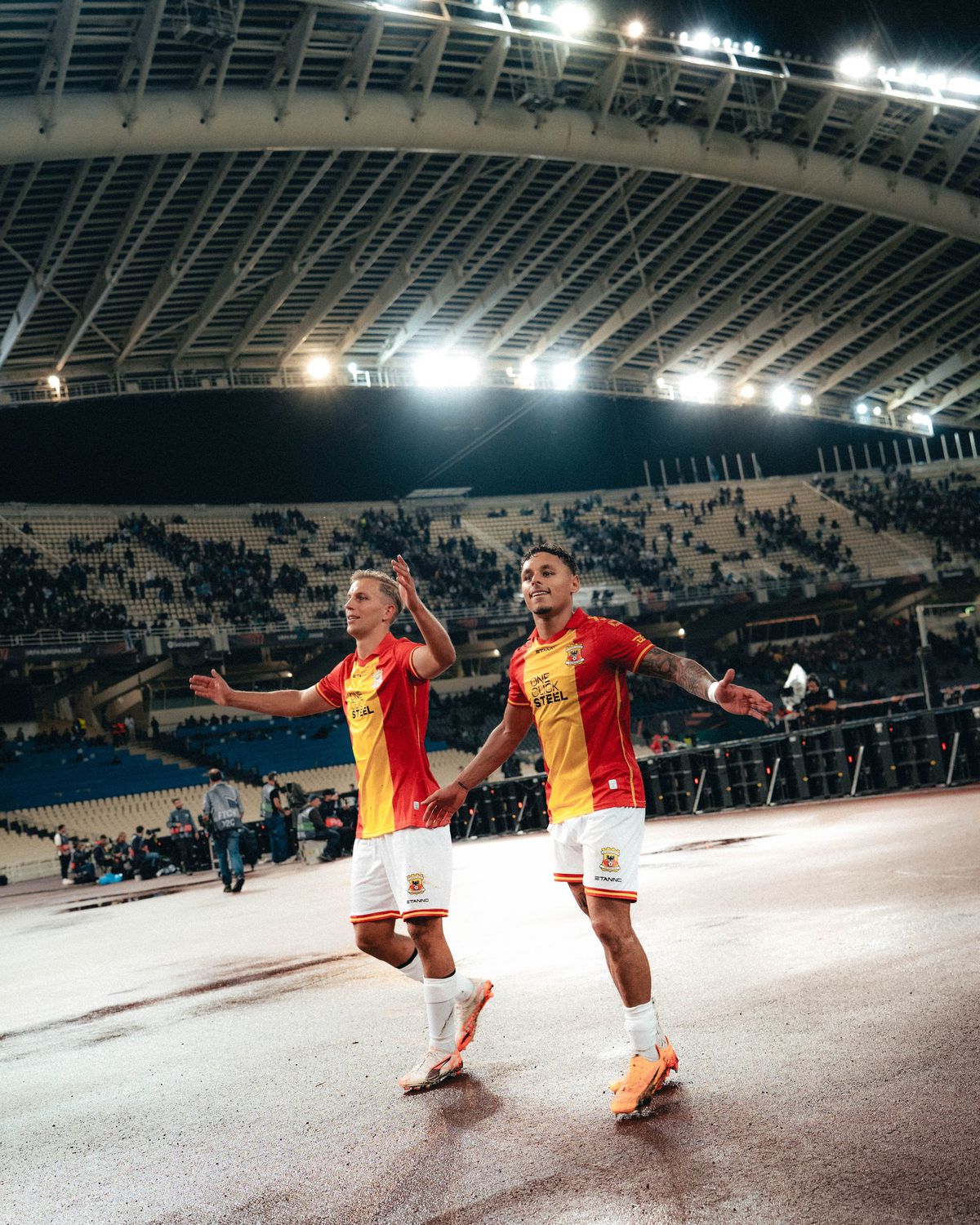 Învinsă de FCSB în prima rundă, Go Ahead Eagles a produs o mare surpriză joi seara » Deplasare impresionantă a fanilor olandezi