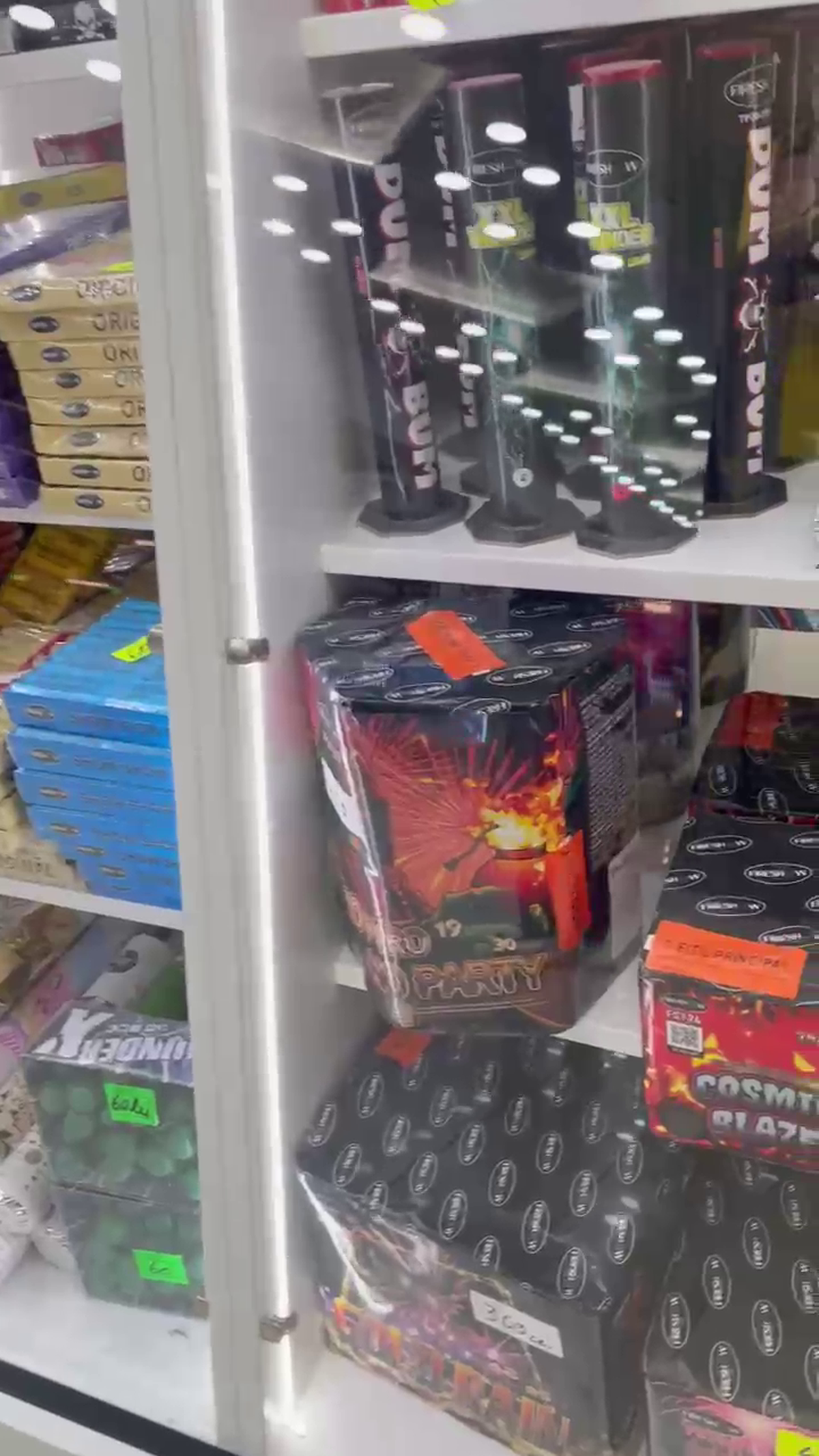 Torțe și fumigene la liber în mall! Poliția a confiscat peste 16.000 de articole pirotehnice cu o zi înaintea meciului FCSB - Young Boys » Rapid, amenzi de 500.000 de euro