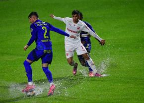 Unirea Slobozia - Dinamo » Meciul se joacă, dar mingea se blochează în apă