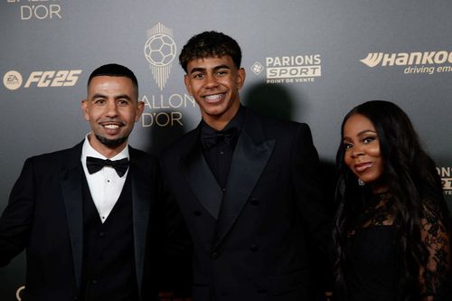 Lamine Yamal, împreună cu tatăl Mounir Nasraoui și cu mama Sheila Ebama, la gala Balonului de aur 2025 de la Paris / Foto: Imago