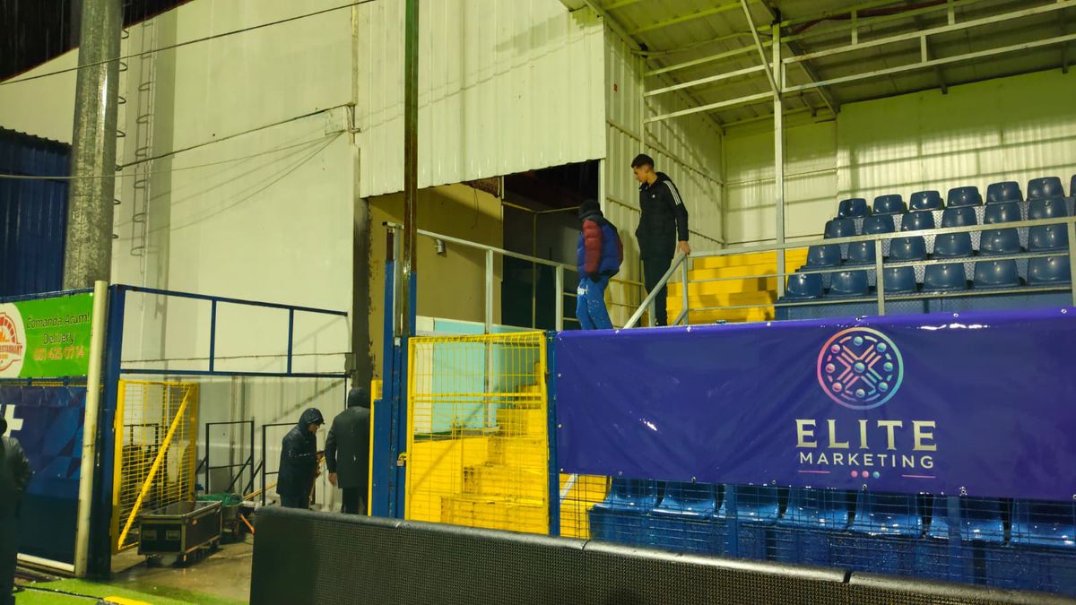 Dinamo - Slobozia, la un pas să fie AMÂNAT! Organizatorii și fanii au ajutat la îndepărtarea apei