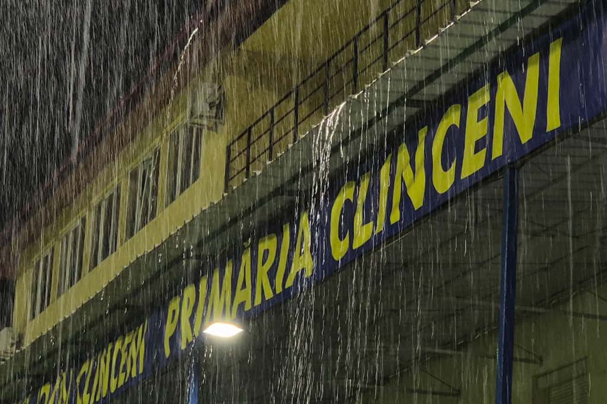 Dinamo - Slobozia, la un pas să fie AMÂNAT! Organizatorii și fanii au ajutat la îndepărtarea apei