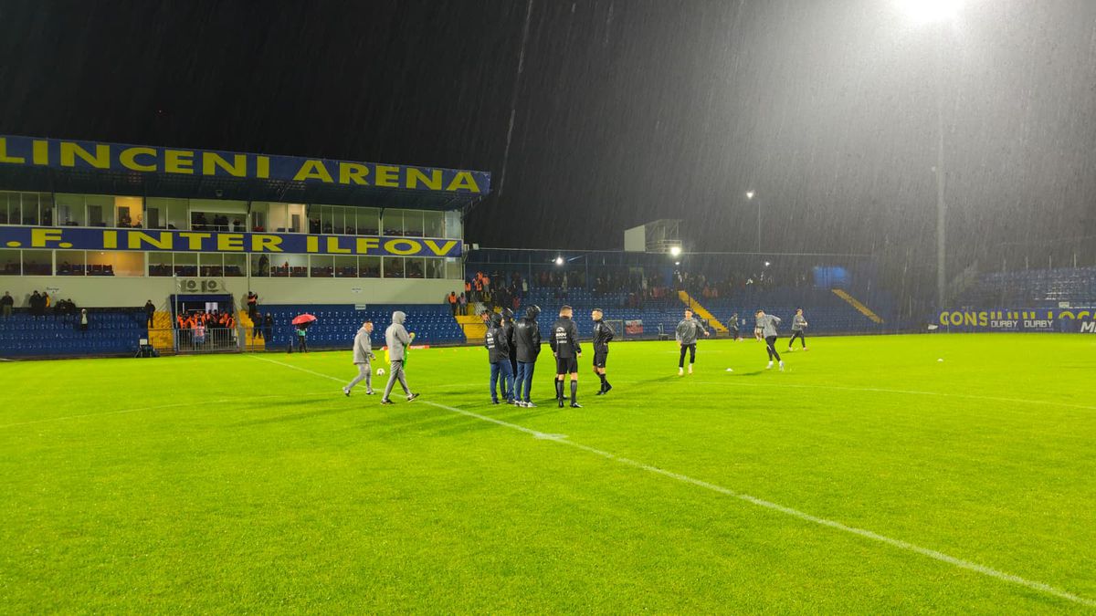 Dinamo - Slobozia, la un pas să fie AMÂNAT! Organizatorii și fanii au ajutat la îndepărtarea apei
