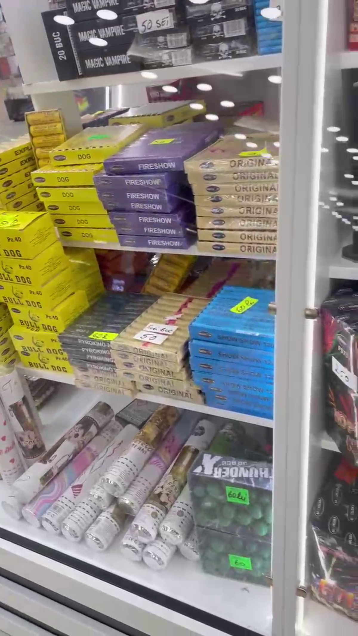 Torțe și fumigene la liber în mall! Poliția a confiscat peste 16.000 de articole pirotehnice cu o zi înaintea meciului FCSB - Young Boys » Rapid, amenzi de 500.000 de euro